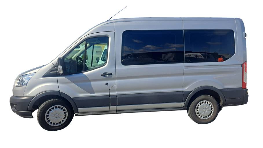 Ford Transit bus til lille kørekort. Udstyret med lift til kørestole